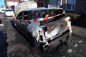 Wéér autobrand in Arnhem – voertuig onbekend bij buurtbewoners