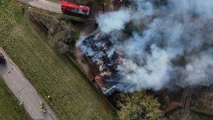 Grote rietkapbrand in woning aan Duimeling in Angeren