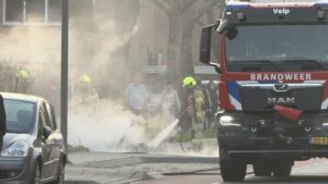 Invalidevoertuig in brand aan Waterstraat in Velp – rook van verre zichtbaar