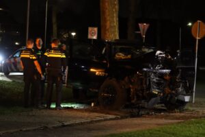 Bestuurder botst met Dodge Ram tegen boom in Westervoort