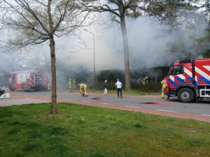 Coniferenhaag in brand langs Beekhuizenseweg